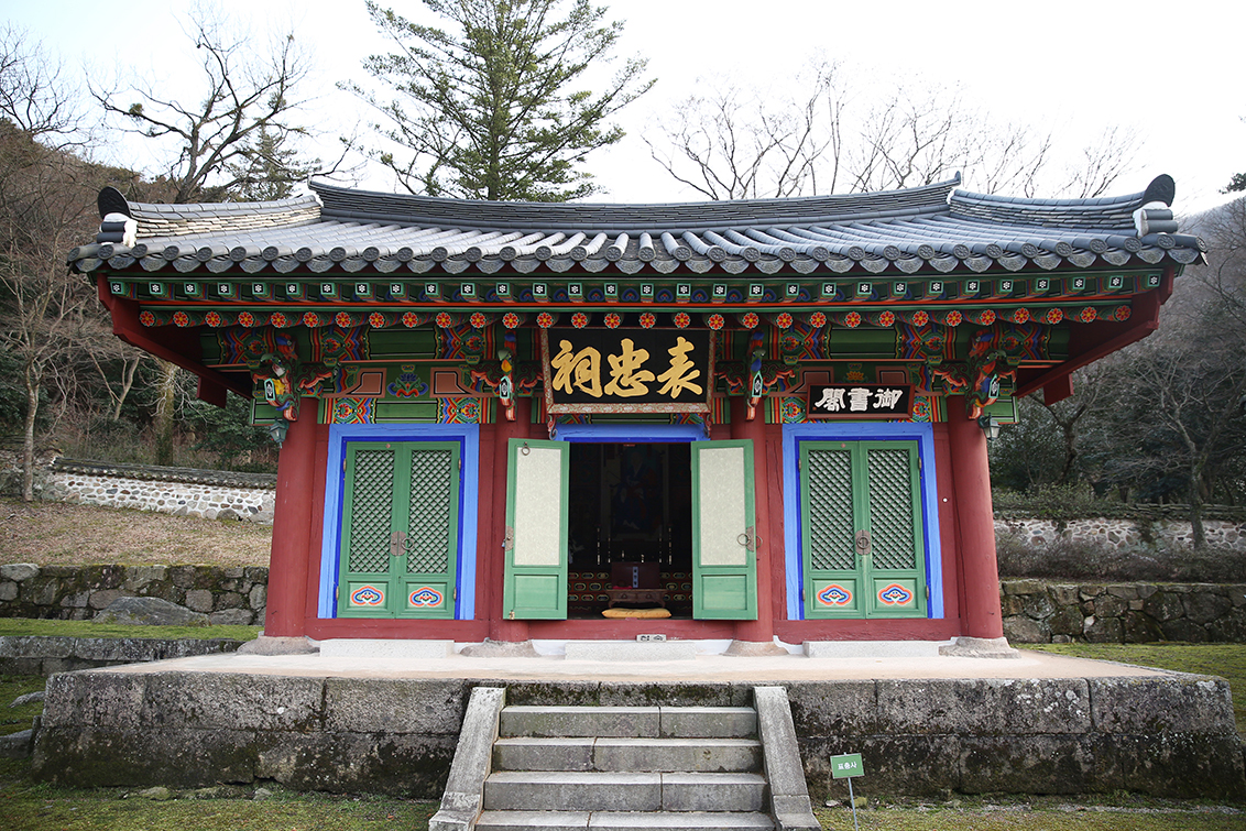 표충사 외경